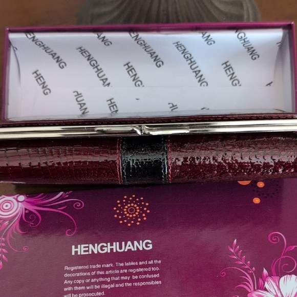 Leather Croc-Embossd Wallet - Picture 4 of 8